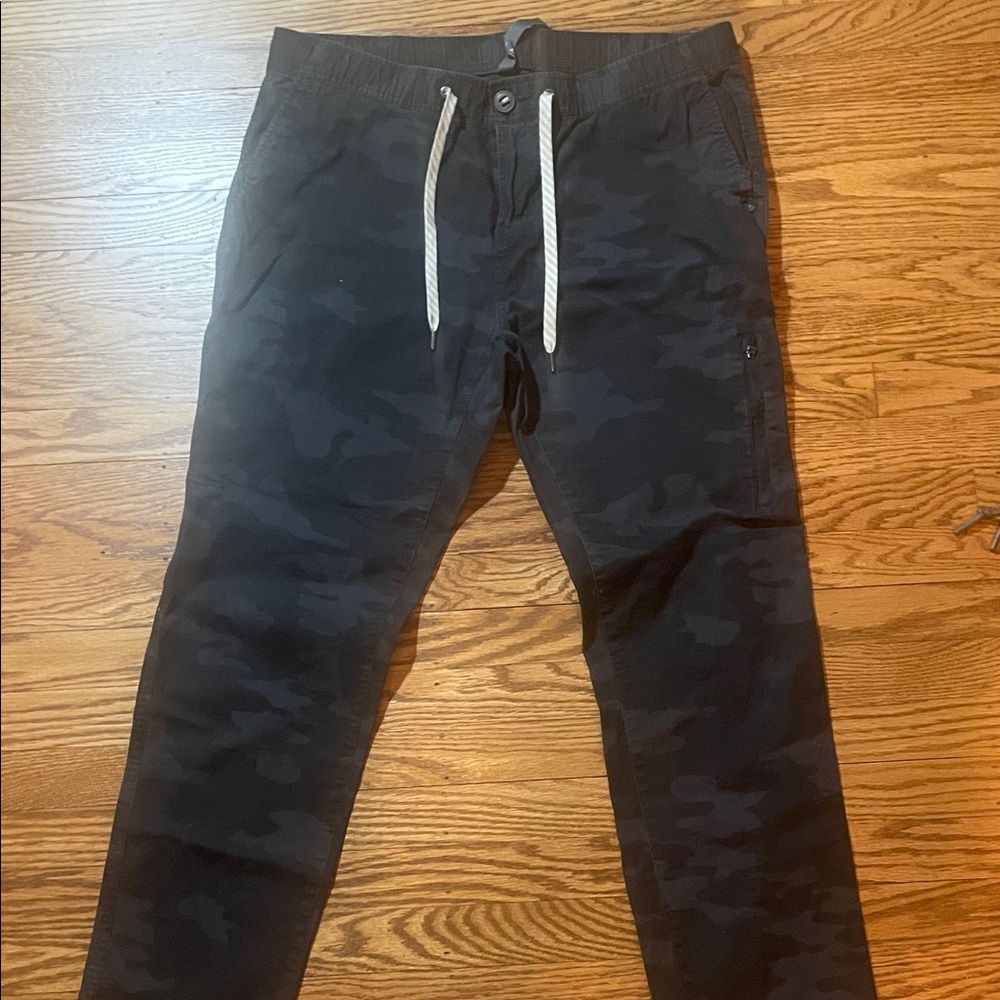Vuori Women’s Black Camo Joggers